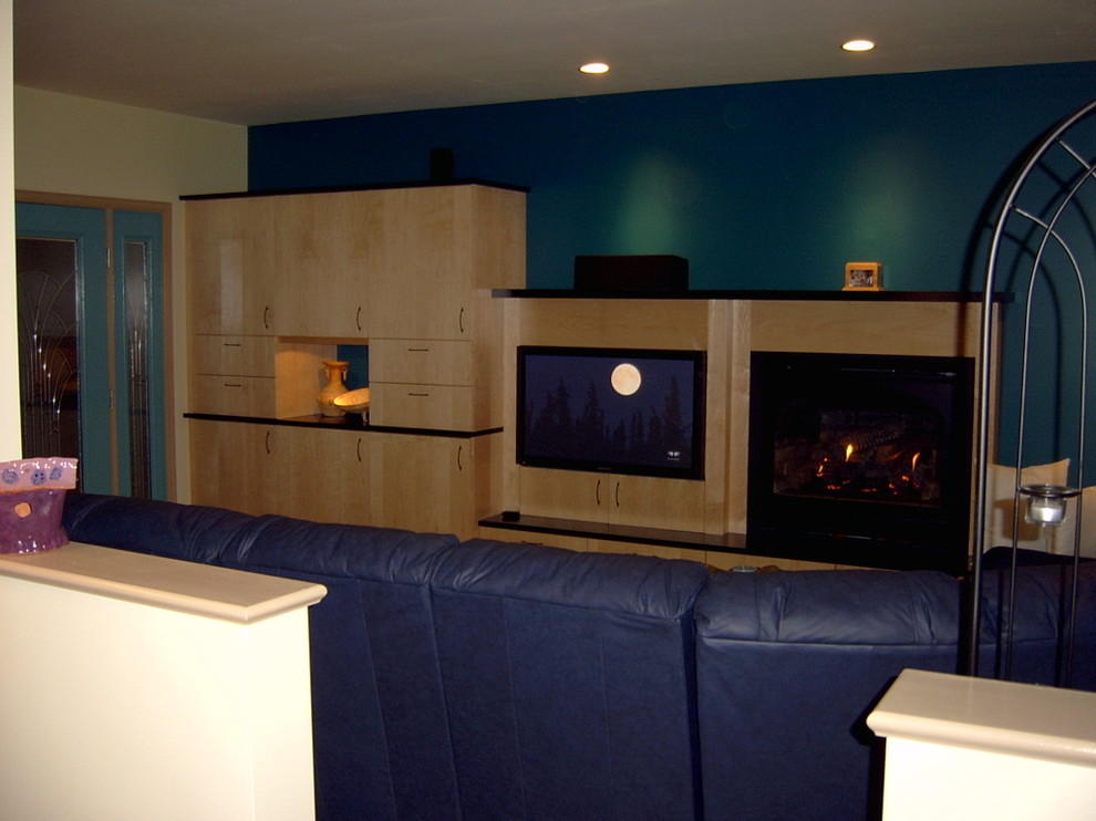 Cette image montre une salle de séjour minimaliste de taille moyenne et ouverte avec un mur vert, moquette, une cheminée standard, un manteau de cheminée en bois et un téléviseur encastré.