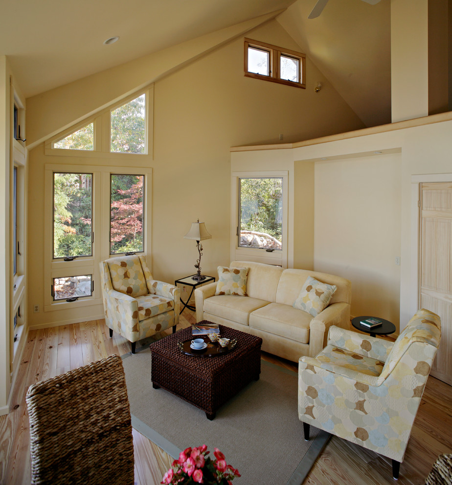 Esempio di un piccolo soggiorno eclettico stile loft con pareti beige