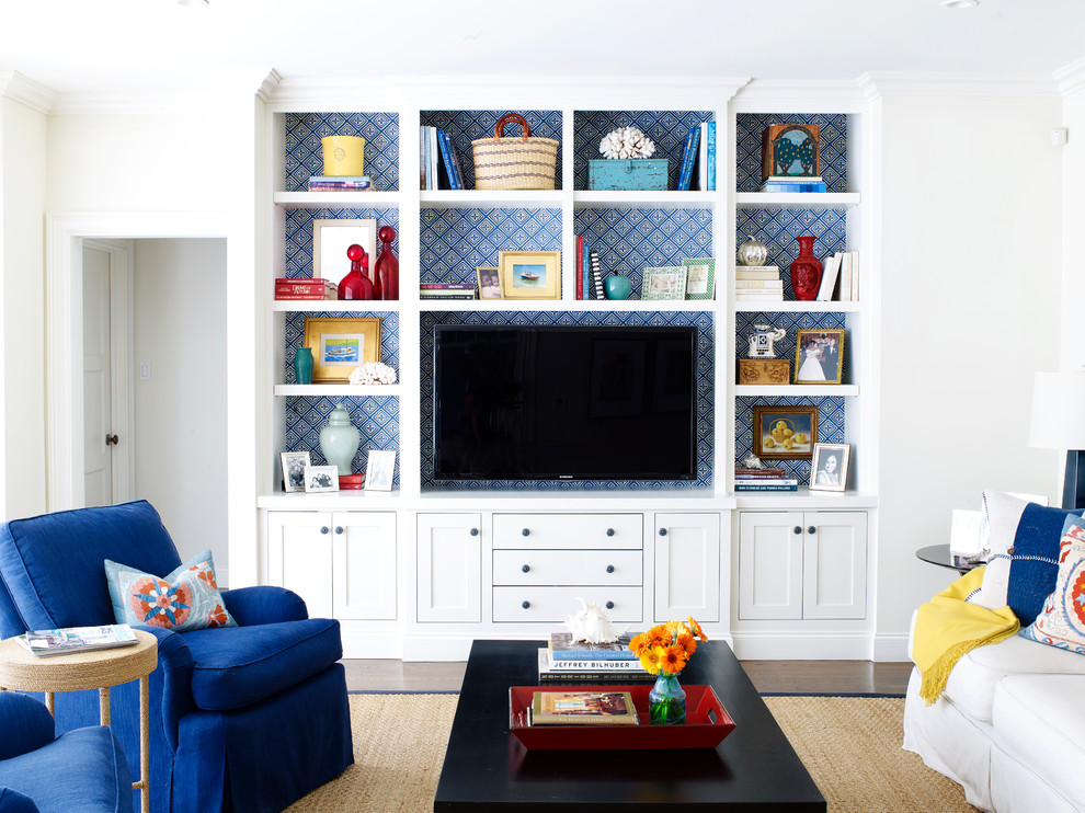 Свежая идея для дизайна: открытая гостиная комната среднего размера в классическом стиле с синими стенами, телевизором на стене, темным паркетным полом и коричневым полом - отличное фото интерьера
