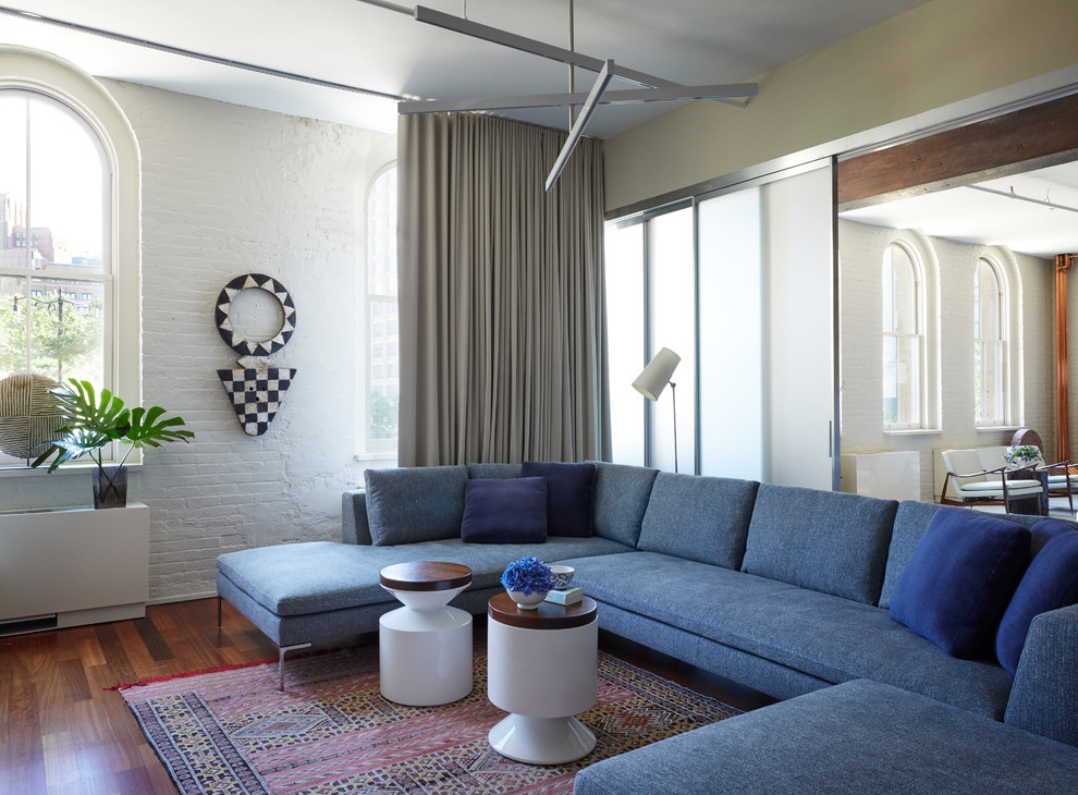 Immagine di un grande soggiorno minimal aperto con pareti bianche, pavimento in legno massello medio e pavimento marrone