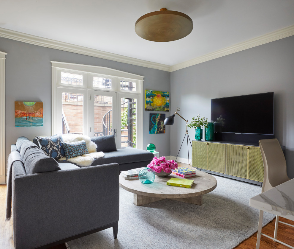 Foto de sala de estar abierta marinera de tamaño medio con paredes azules, suelo de madera oscura y suelo marrón