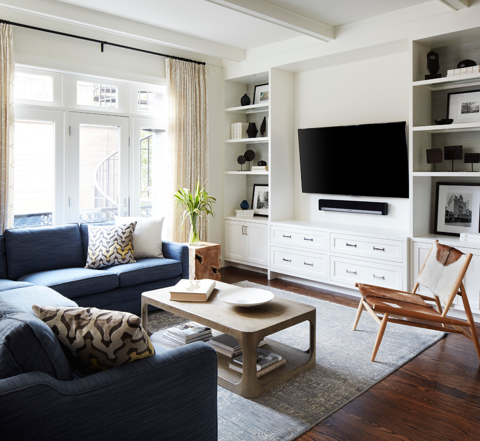 Идея дизайна: открытая гостиная комната среднего размера в классическом стиле с белыми стенами, темным паркетным полом и телевизором на стене