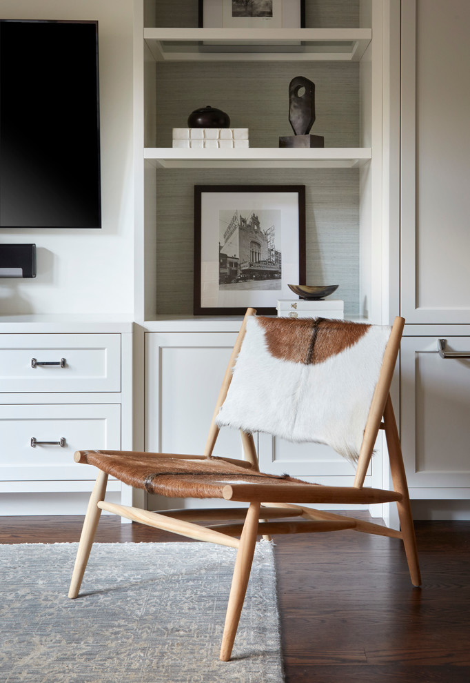 Imagen de sala de estar abierta tradicional renovada de tamaño medio con paredes blancas, suelo de madera oscura y televisor colgado en la pared