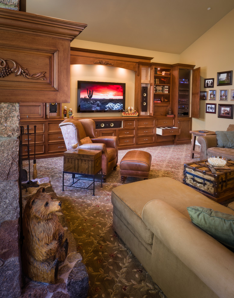 Foto di un grande soggiorno classico aperto con pareti beige, moquette, cornice del camino in pietra, TV a parete e camino classico