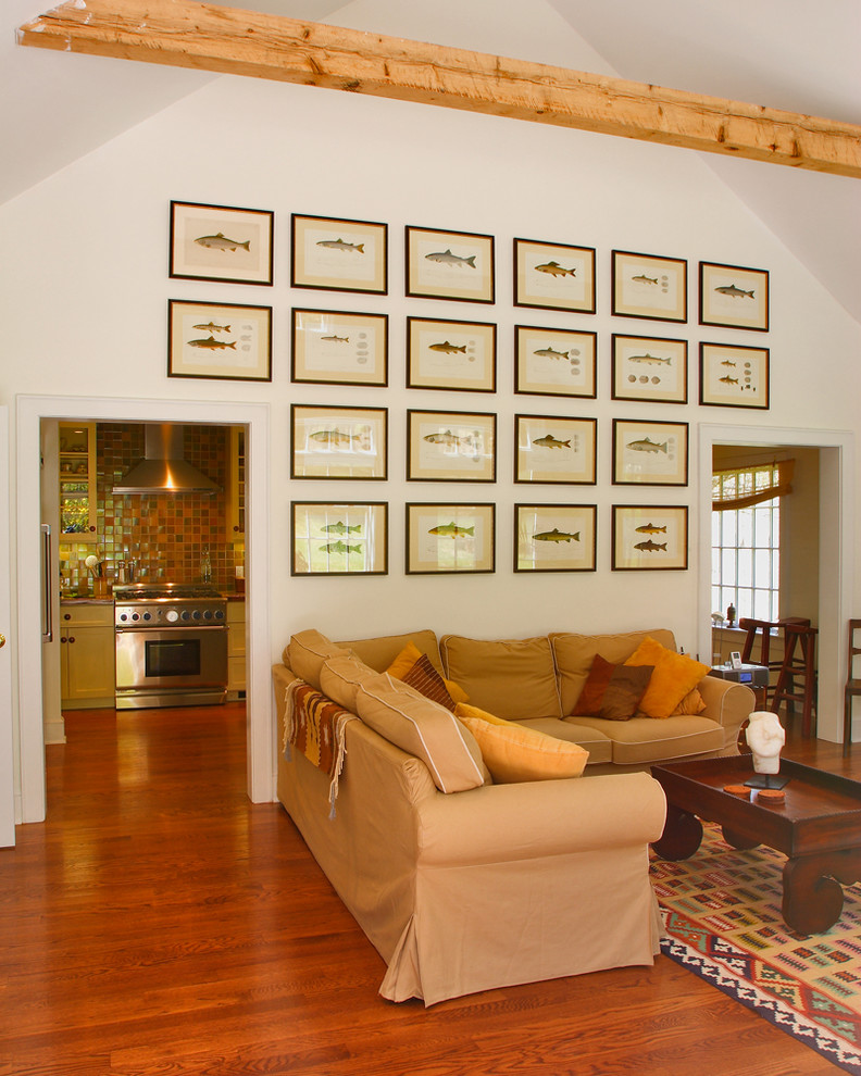 Idée de décoration pour une grande salle de séjour tradition fermée avec un mur blanc et un sol en bois brun.