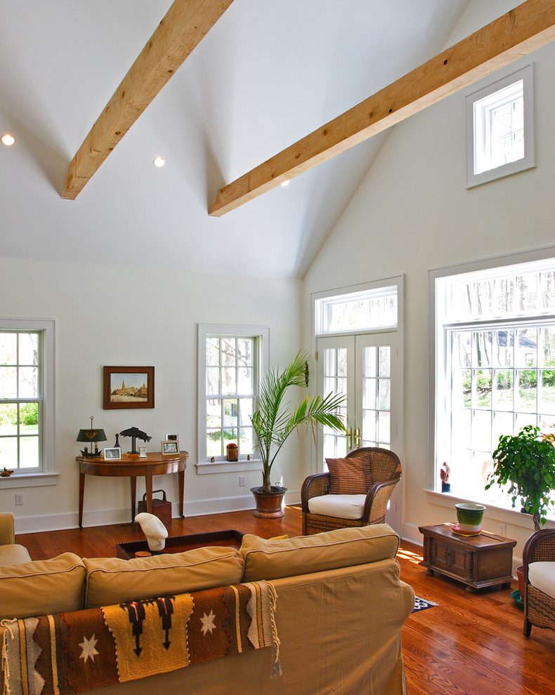 Immagine di un grande soggiorno classico chiuso con pareti bianche e pavimento in legno massello medio
