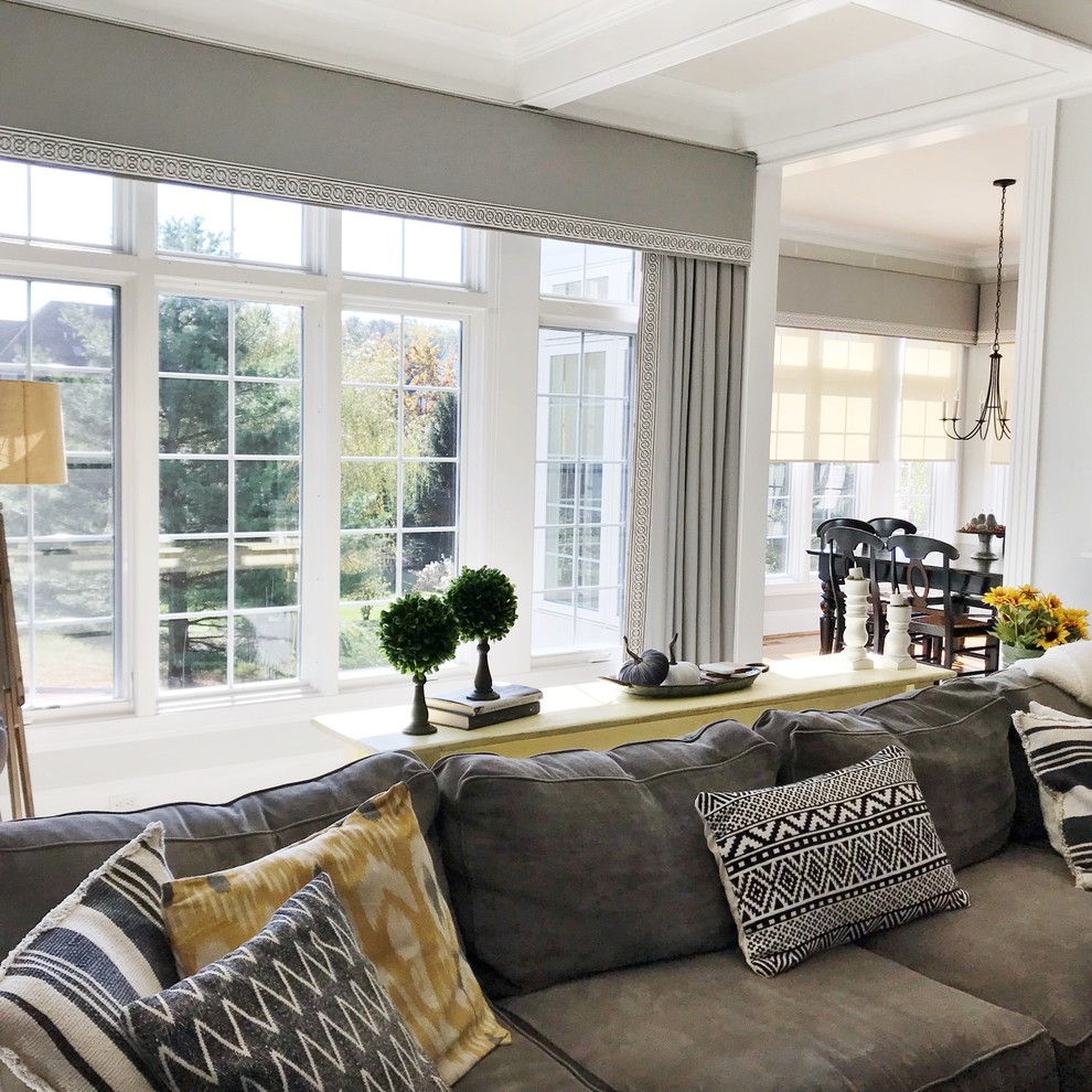Foto de sala de estar abierta clásica renovada de tamaño medio con paredes grises, moqueta, todas las chimeneas, marco de chimenea de piedra y suelo beige
