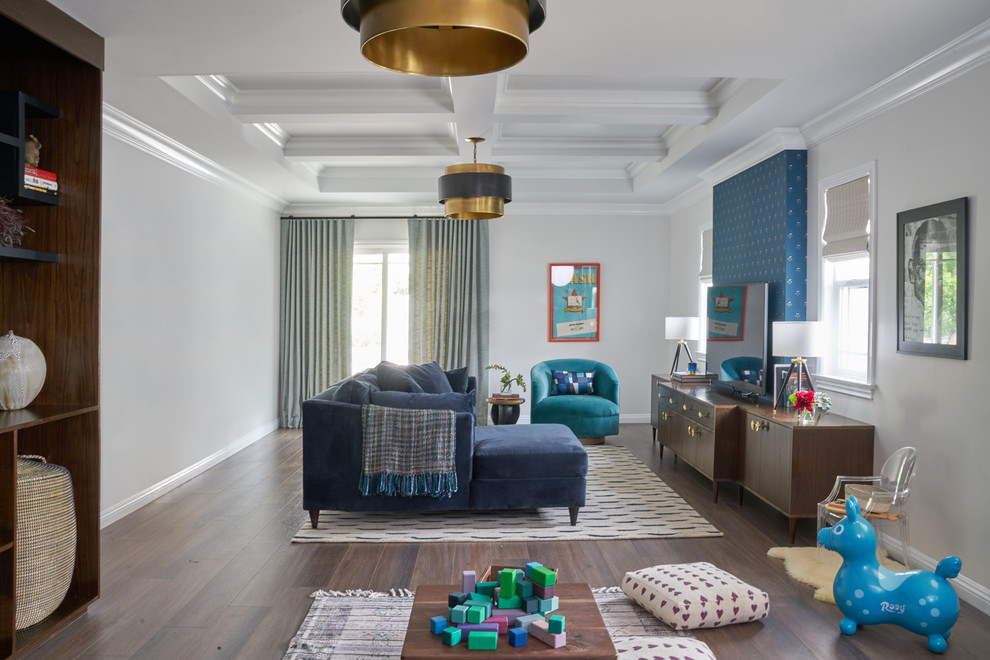Modelo de sala de estar abierta tradicional renovada de tamaño medio sin chimenea con paredes grises, suelo de madera oscura, televisor independiente y suelo marrón
