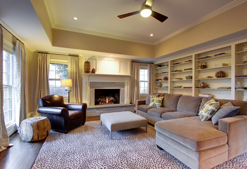 Fernseherloses Klassisches Wohnzimmer mit beiger Wandfarbe, dunklem Holzboden, Kamin und Kaminumrandung aus Stein in Charlotte