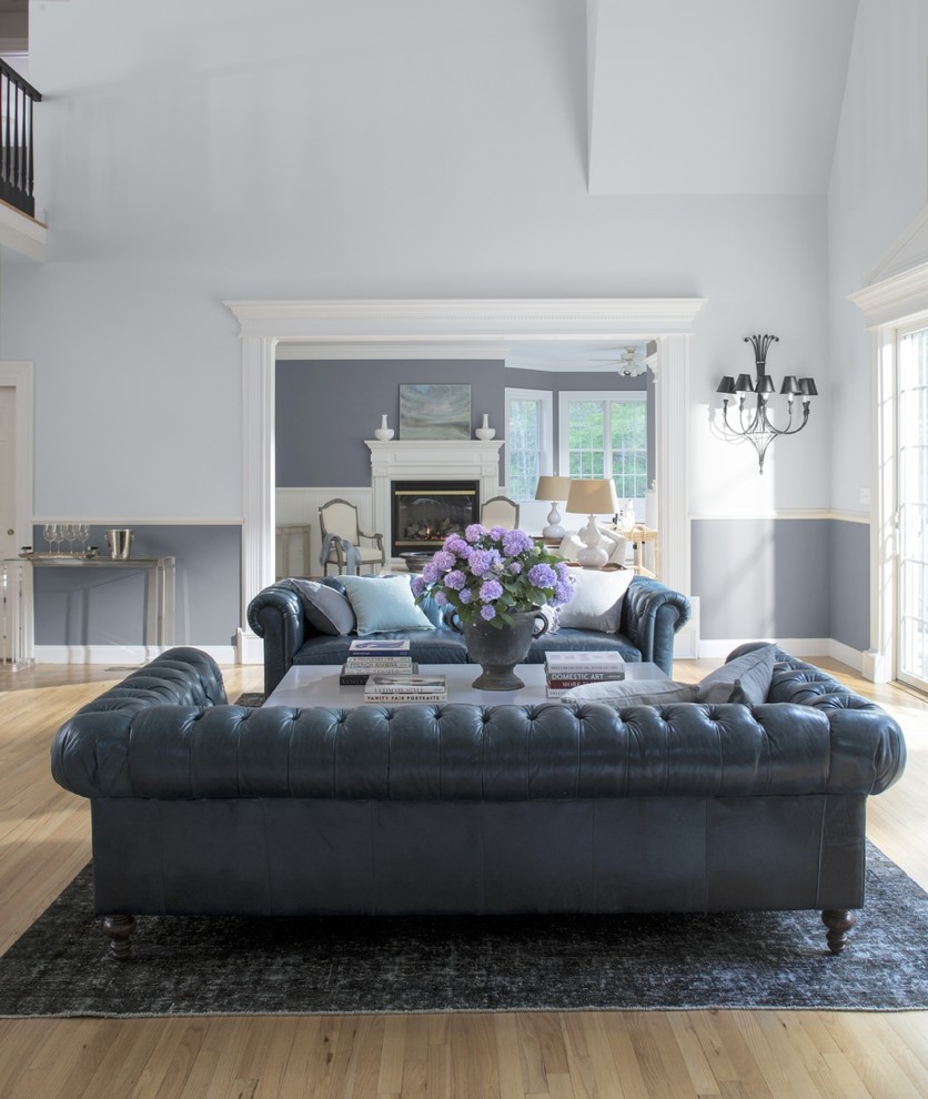 Imagen de sala de estar tradicional con paredes azules, suelo de madera clara y suelo marrón