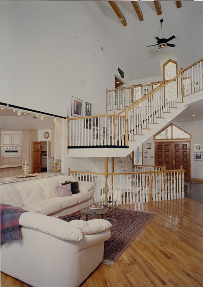 Imagen de sala de estar abierta bohemia grande con suelo de madera en tonos medios