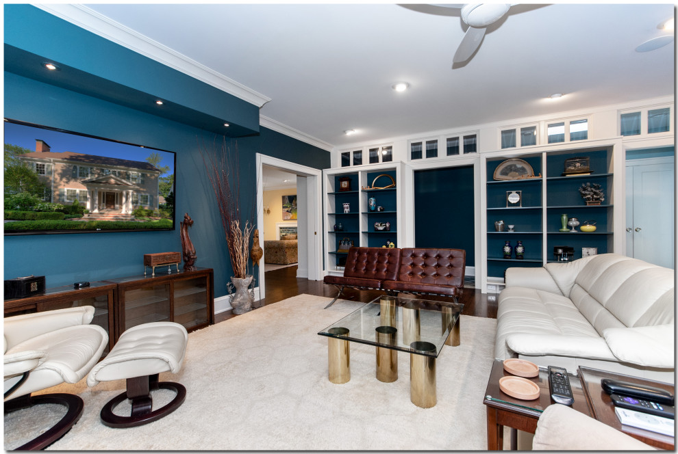 Immagine di un grande soggiorno classico chiuso con pareti blu, parquet scuro, nessun camino, TV a parete e pavimento marrone