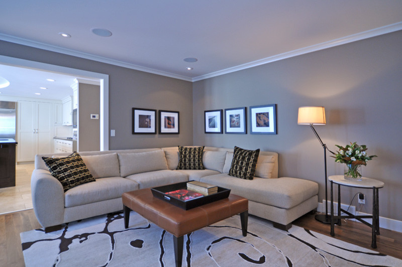 Idée de décoration pour une salle de séjour design avec un mur gris et un sol en bois brun.