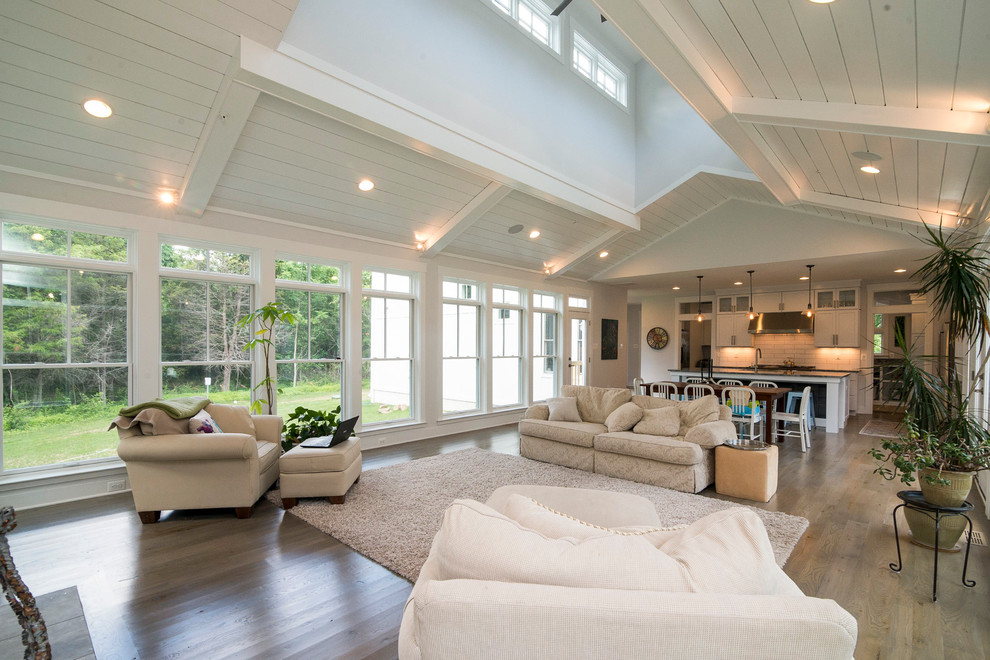 Imagen de sala de estar abierta de estilo de casa de campo grande con paredes blancas