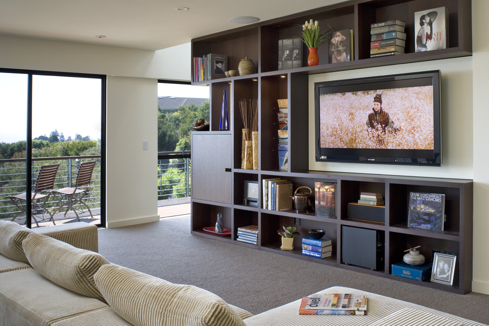 Modernes Wohnzimmer mit beiger Wandfarbe, Teppichboden und TV-Wand in San Francisco