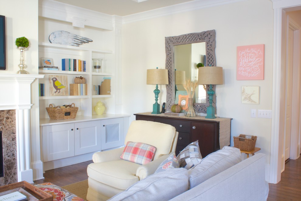 Modelo de sala de estar abierta tradicional renovada con paredes blancas, suelo de madera en tonos medios y televisor colgado en la pared