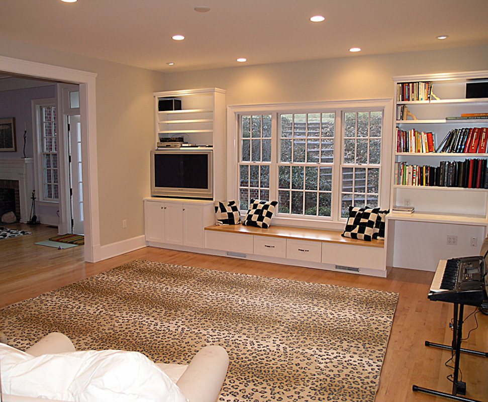 Modelo de sala de estar con rincón musical cerrada clásica grande con paredes verdes, suelo de madera clara y pared multimedia
