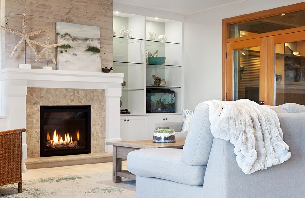 Mittelgroßes, Offenes Maritimes Wohnzimmer mit Porzellan-Bodenfliesen, Kamin, Kaminumrandung aus Stein und Multimediawand in Vancouver