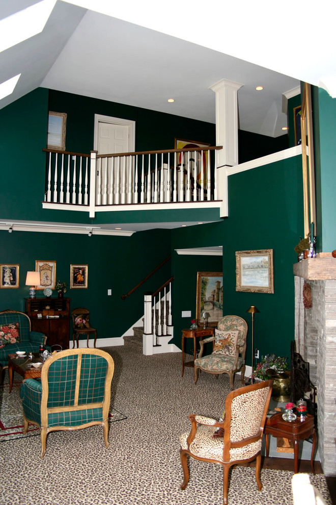 Fernseherloses Country Wohnzimmer im Loft-Stil mit grüner Wandfarbe, Teppichboden, Tunnelkamin und Kaminumrandung aus Stein in New York