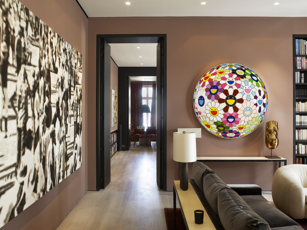 Imagen de sala de estar contemporánea con paredes marrones