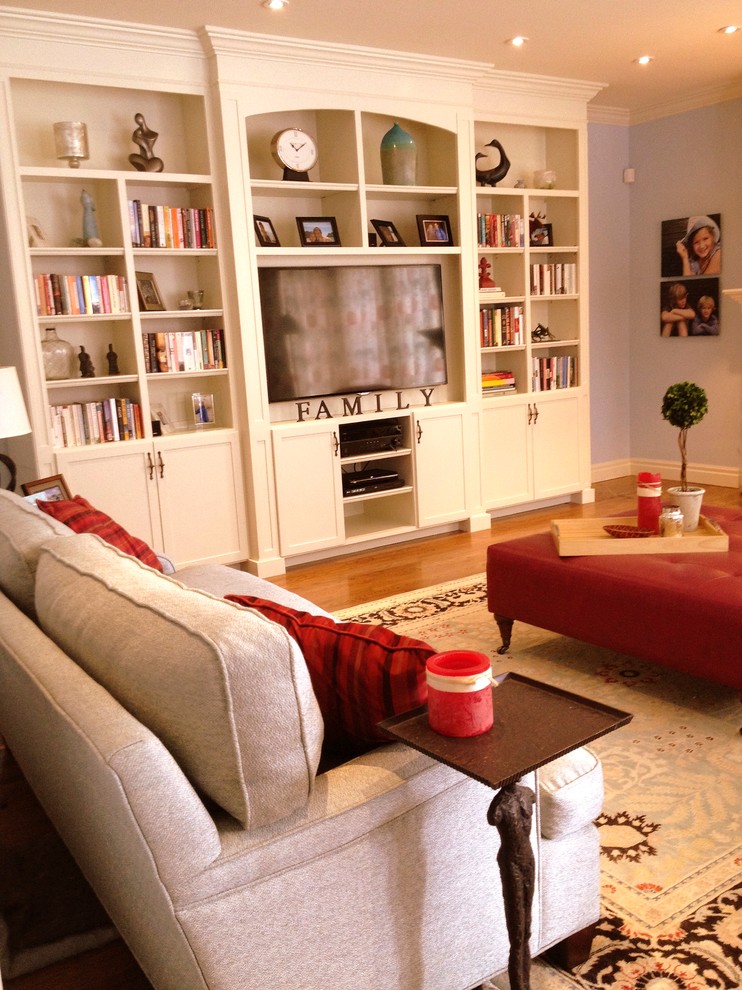 Idee per un soggiorno tradizionale di medie dimensioni e chiuso con pareti viola, parete attrezzata e pavimento in legno massello medio