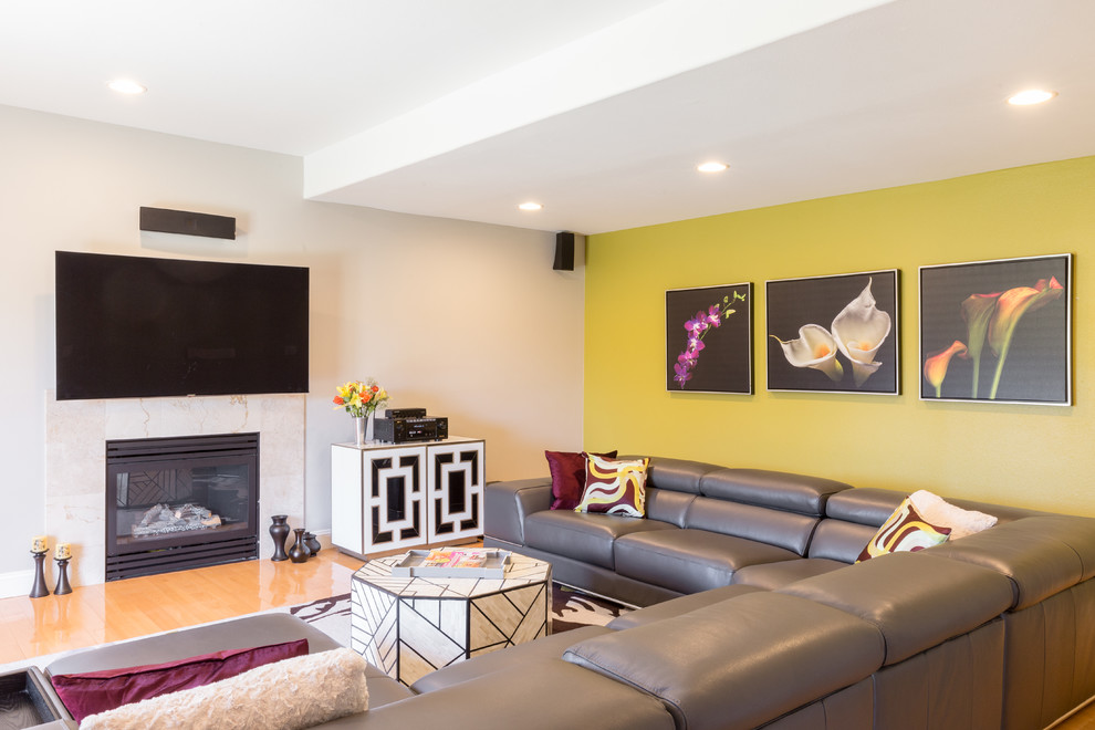 Esempio di un soggiorno minimal aperto con camino classico e TV a parete