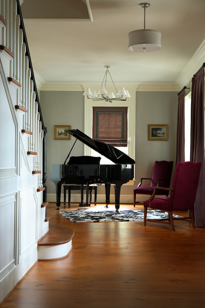Foto de sala de estar abierta actual grande sin chimenea y televisor con paredes grises y suelo de madera en tonos medios