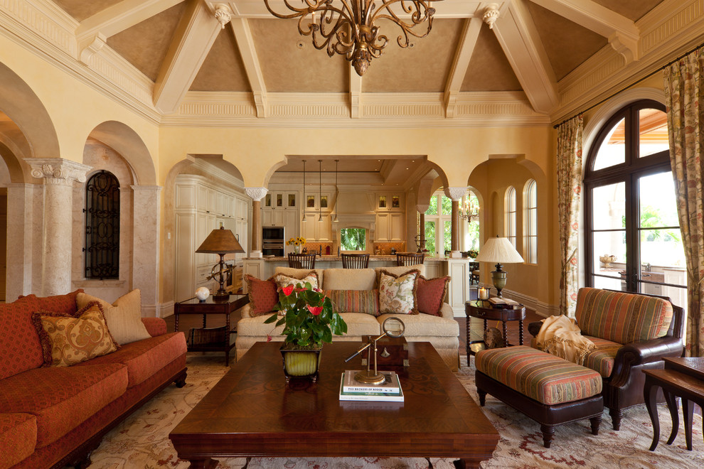 Пример оригинального дизайна: большая открытая гостиная комната в классическом стиле с бежевыми стенами и ковровым покрытием без камина, телевизора