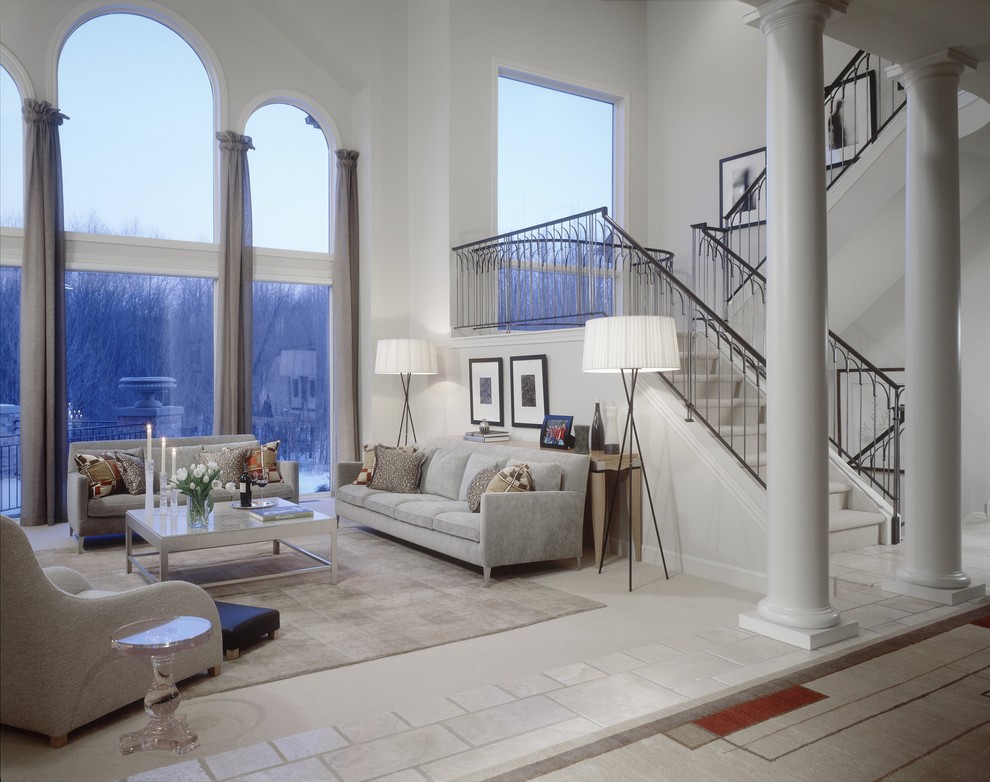 На фото: открытая гостиная комната в стиле неоклассика (современная классика) с белыми стенами с