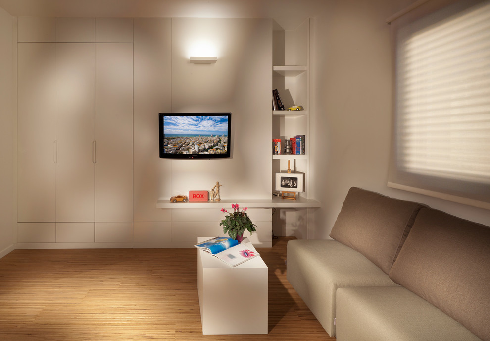 Идея дизайна: гостиная комната в современном стиле с полом из бамбука