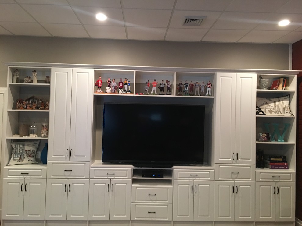 Источник вдохновения для домашнего уюта: большая изолированная гостиная комната в стиле неоклассика (современная классика) с серыми стенами, полом из керамической плитки, отдельно стоящим телевизором и коричневым полом без камина