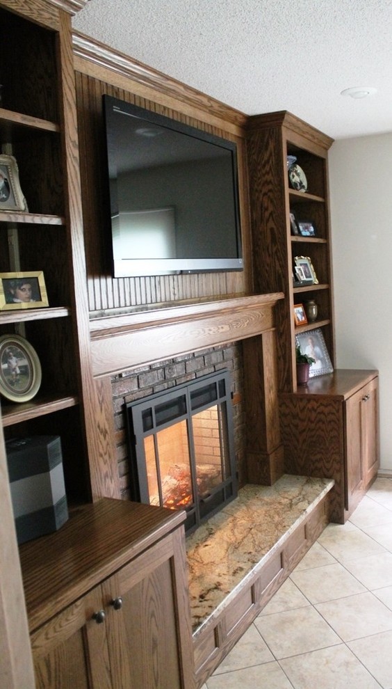 Aménagement d'une petite salle de séjour classique ouverte avec un mur marron, un sol en carrelage de céramique, une cheminée standard, un manteau de cheminée en bois et un téléviseur encastré.