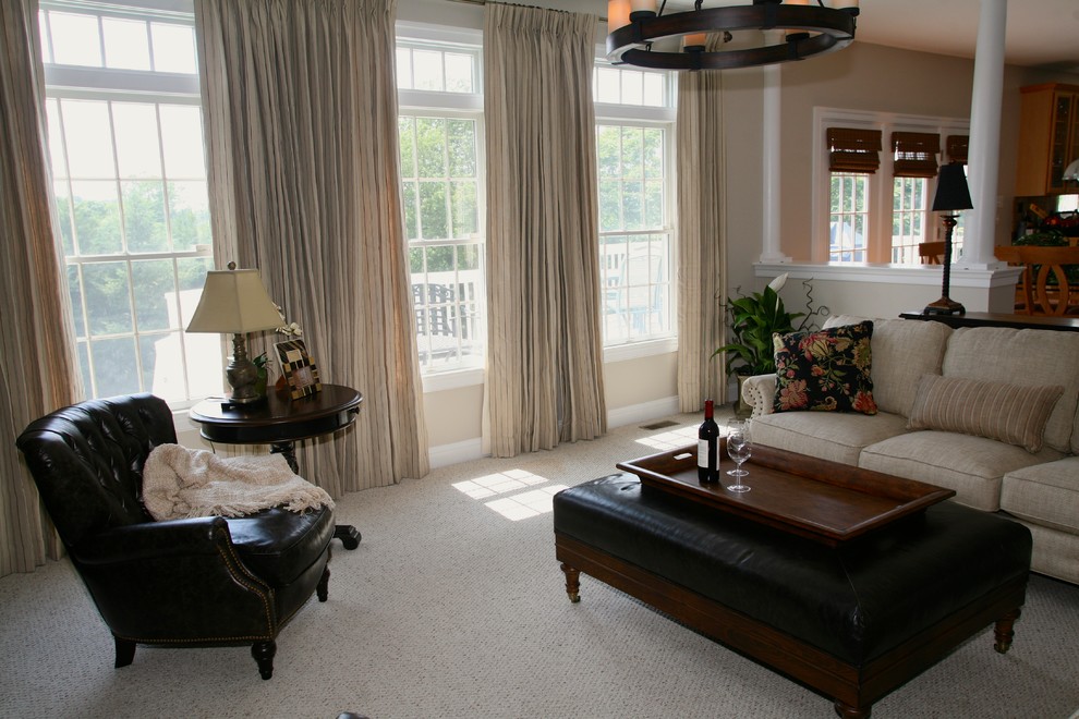 Mittelgroßes, Offenes Klassisches Wohnzimmer mit beiger Wandfarbe, Teppichboden, Kamin, Kaminumrandung aus Stein und Multimediawand in Baltimore