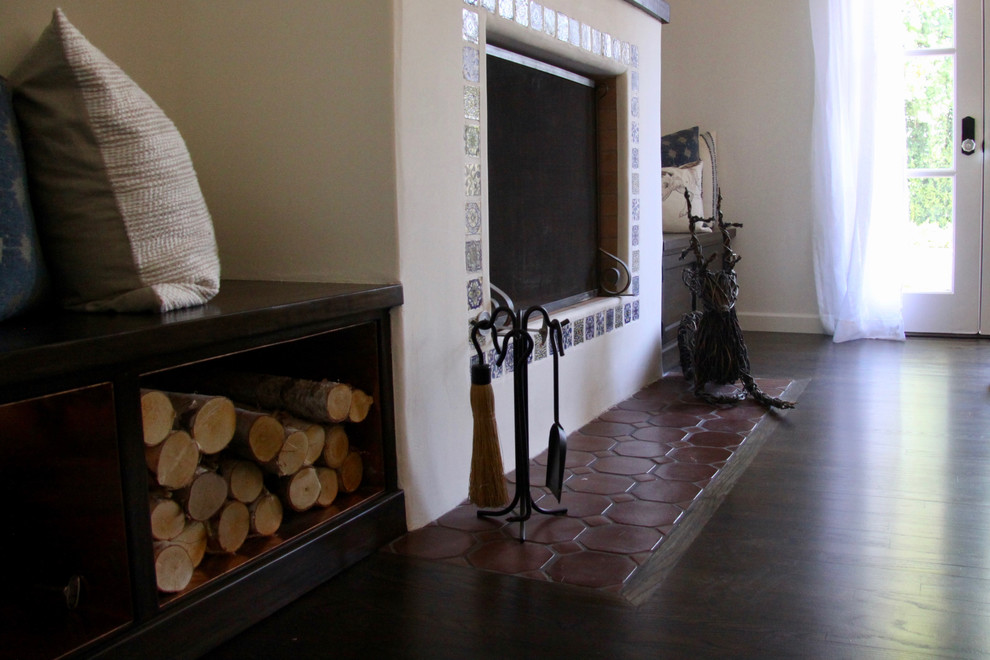 Cette image montre une grande salle de séjour avec parquet foncé, une cheminée standard, un manteau de cheminée en plâtre et un téléviseur fixé au mur.