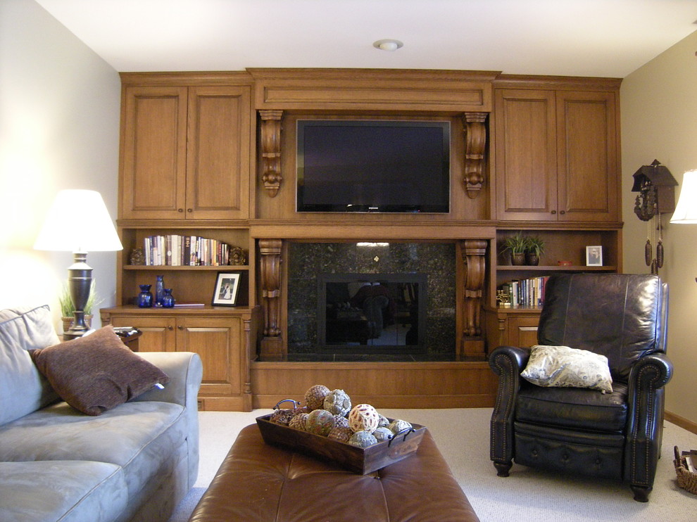 Mittelgroßes, Offenes Klassisches Wohnzimmer mit weißer Wandfarbe, Multimediawand, Teppichboden, Kamin und gefliester Kaminumrandung in Minneapolis