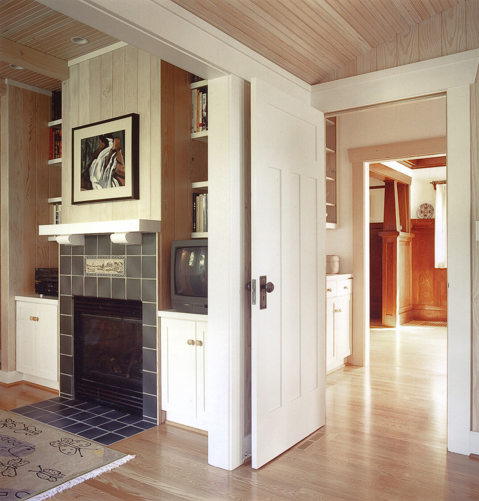 Kleines, Offenes Uriges Wohnzimmer mit braunem Holzboden, Kamin und gefliester Kaminumrandung in Seattle