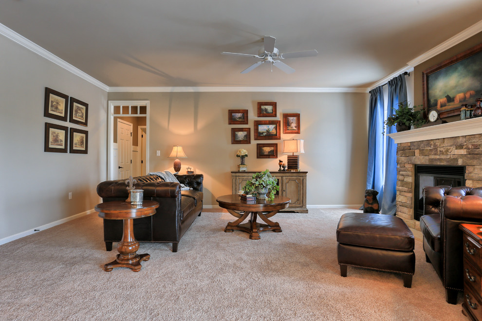 Imagen de sala de estar abierta clásica de tamaño medio sin televisor con paredes beige, moqueta, todas las chimeneas y marco de chimenea de piedra