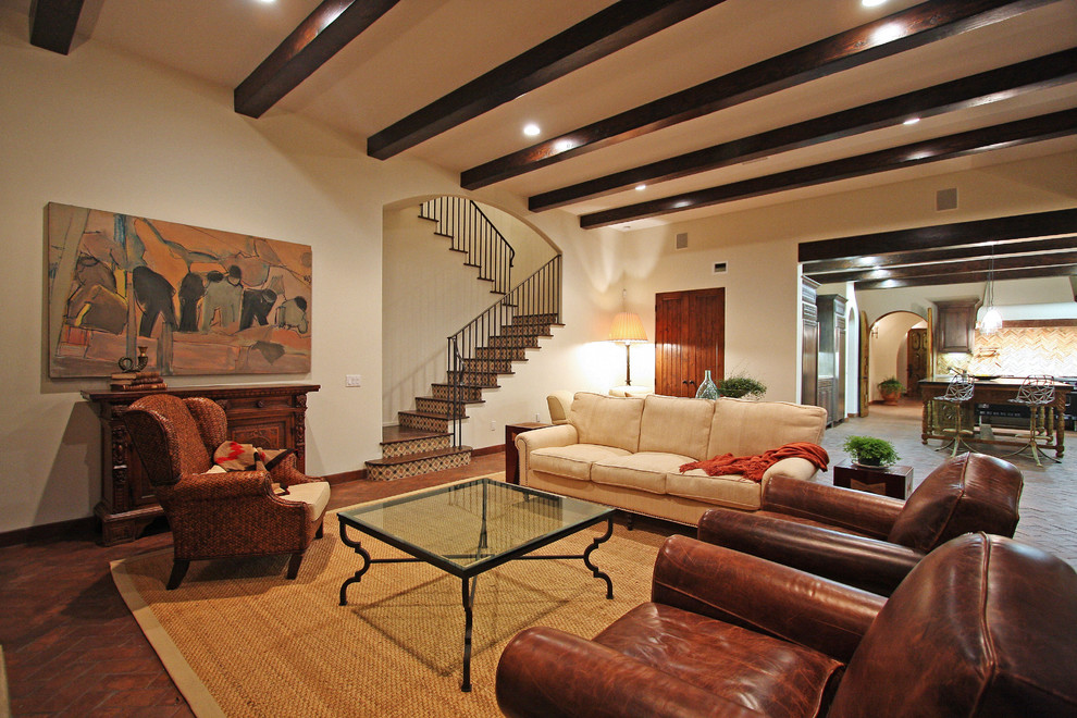 Modelo de sala de estar abierta mediterránea grande con paredes blancas, suelo de ladrillo, todas las chimeneas y marco de chimenea de piedra
