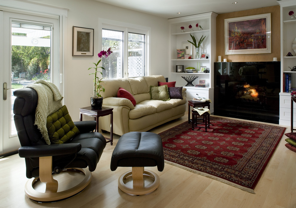 Ispirazione per un soggiorno design con pareti bianche, parquet chiaro e camino classico
