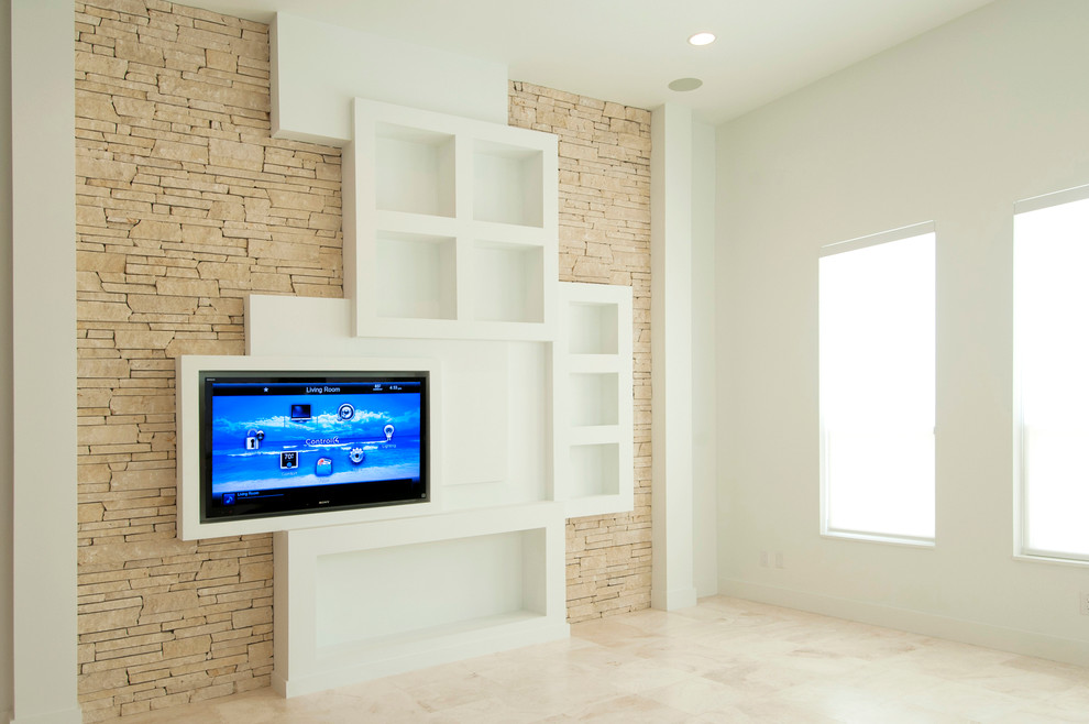 Imagen de sala de estar abierta minimalista grande sin chimenea con paredes blancas, suelo de travertino y pared multimedia