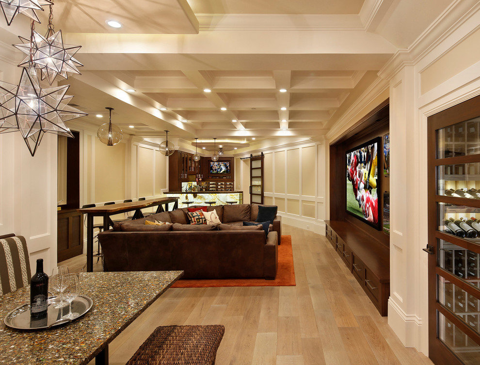 На фото: большая открытая гостиная комната в современном стиле с домашним баром, мультимедийным центром и коричневым диваном с