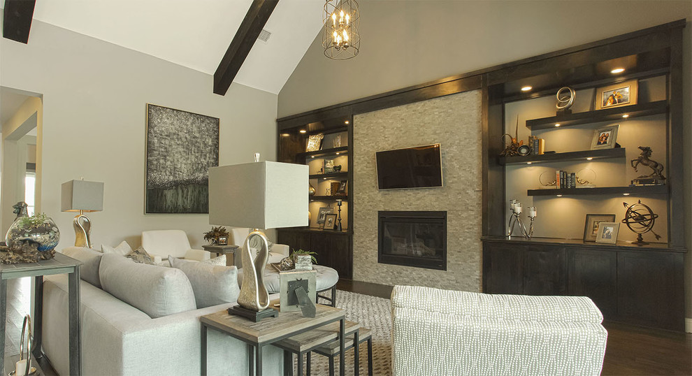 Diseño de sala de estar abierta tradicional renovada de tamaño medio con paredes grises, suelo de madera oscura, televisor colgado en la pared, todas las chimeneas, marco de chimenea de baldosas y/o azulejos y suelo marrón