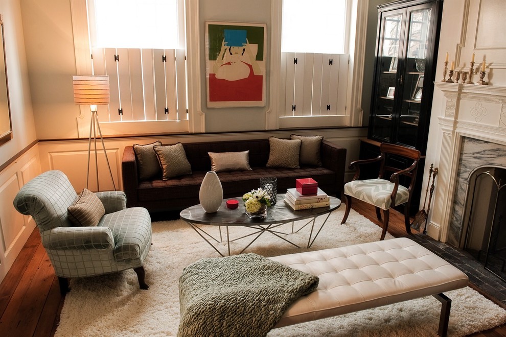 Imagen de sala de estar bohemia con paredes beige, suelo de madera en tonos medios, todas las chimeneas y marco de chimenea de piedra
