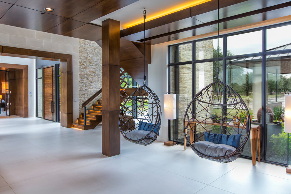 Geräumiges, Offenes Modernes Wohnzimmer mit Kaminumrandung aus Stein in Dallas