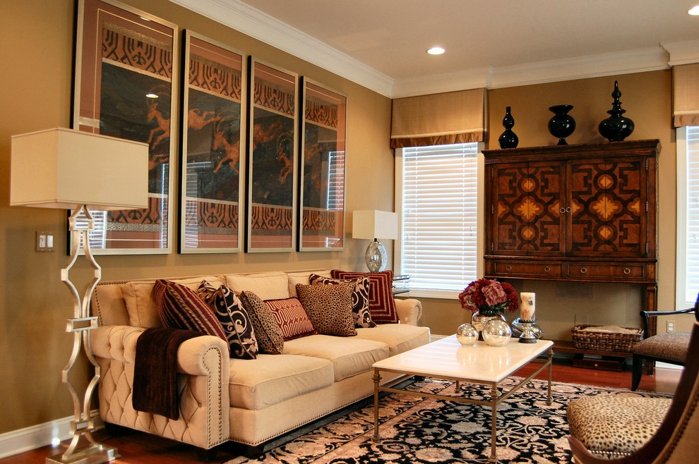 Mittelgroßes, Abgetrenntes Klassisches Wohnzimmer mit dunklem Holzboden, brauner Wandfarbe, verstecktem TV und braunem Boden in Philadelphia