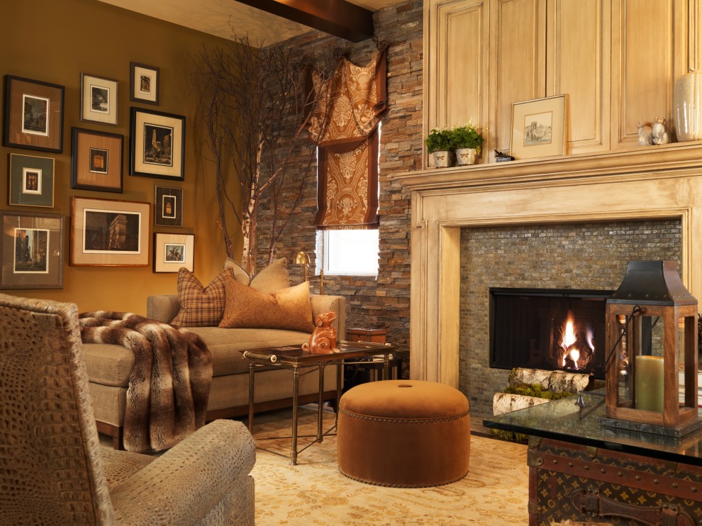 Imagen de sala de estar clásica con marco de chimenea de piedra