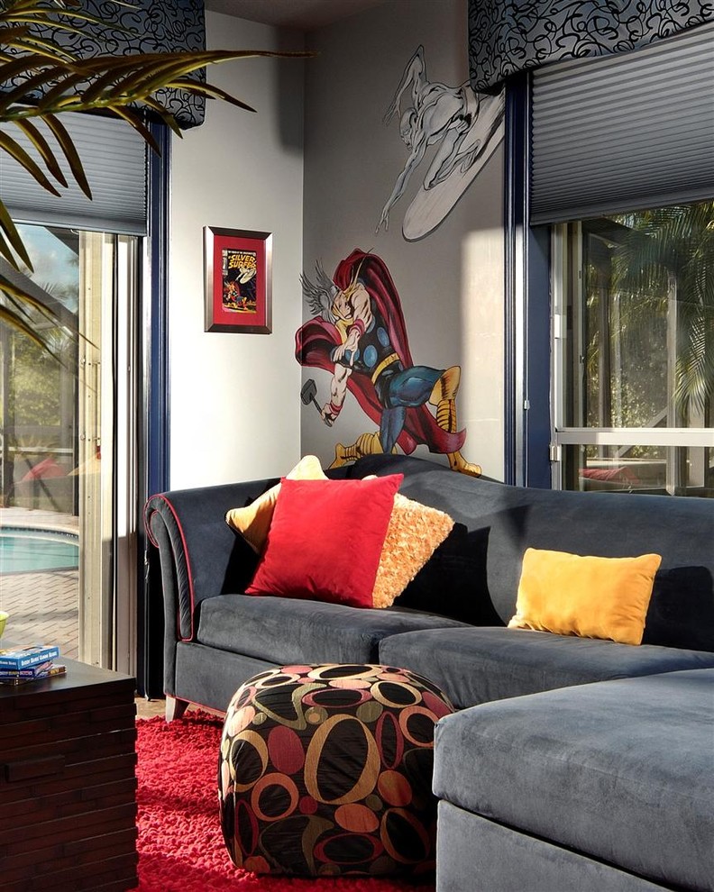 Пример оригинального дизайна: гостиная комната в современном стиле с разноцветными стенами