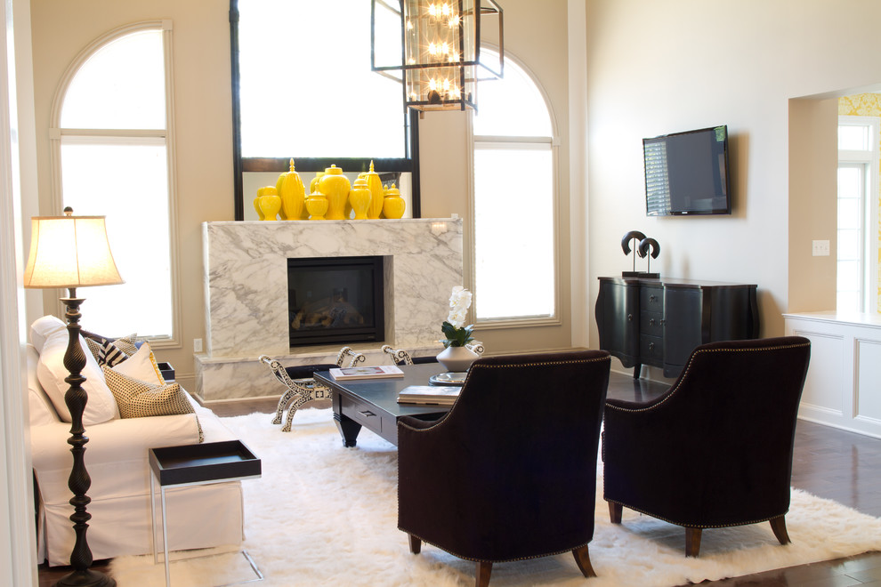 Пример оригинального дизайна: большая изолированная гостиная комната в стиле неоклассика (современная классика) с темным паркетным полом, стандартным камином, фасадом камина из плитки, телевизором на стене и белыми стенами