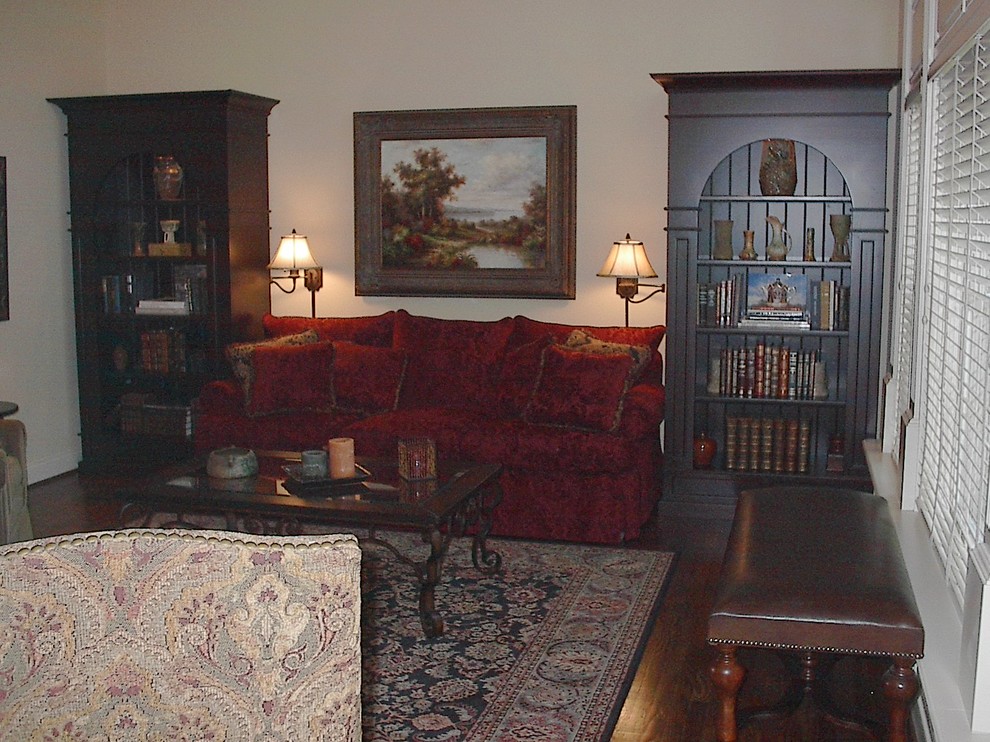 Esempio di un soggiorno tradizionale di medie dimensioni e chiuso con pareti grigie e parquet scuro