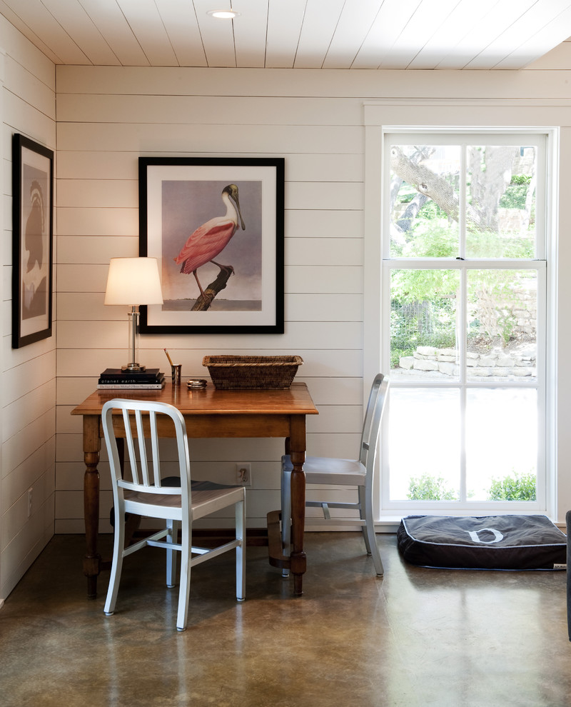 Источник вдохновения для домашнего уюта: гостиная комната среднего размера в современном стиле с белыми стенами и бетонным полом без телевизора